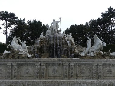 Neptün Çeşmesi Schonbrunn Park. Turistler yürüyüş PA
