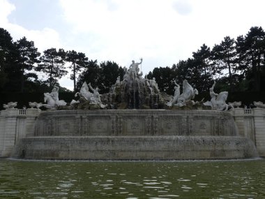 Neptün Çeşmesi Schonbrunn Park. Turistler yürüyüş PA