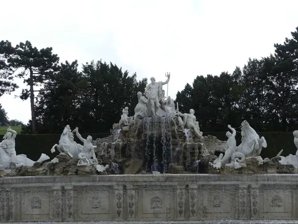 The Neptune Fountain in Schonbrunn Park. Tourists walk in the pa — Stock Photo, Image