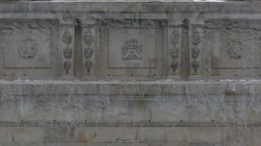 Viyana, Avusturya, - Mayıs 2018: Neptün Çeşmesi Schonbrunn Park. Schonbrunn Sarayı yakınlarındaki Neptune çeşmenin parkta turist yürümek.