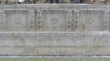 Viyana, Avusturya, - Mayıs 2018: Neptün Çeşmesi Schonbrunn Park. Schonbrunn Sarayı yakınlarındaki Neptune çeşmenin parkta turist yürümek.
