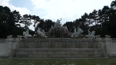 Viyana, Avusturya, - Mayıs 2018: Neptün Çeşmesi Schonbrunn Park. Schonbrunn Sarayı yakınlarındaki Neptune çeşmenin parkta turist yürümek.
