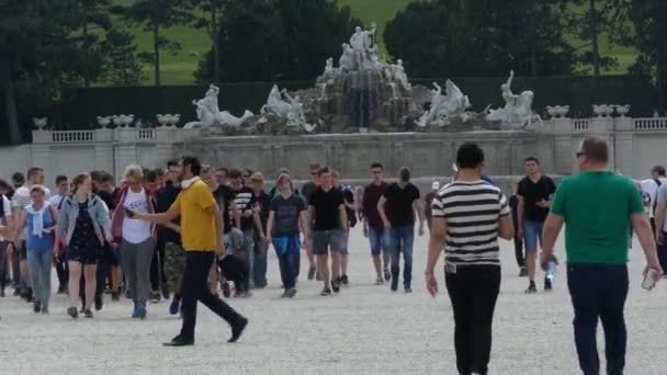 Wenen Oostenrijk Mei 2018 Fontein Van Neptunus Schönbrunn Park Toeristen — Stockvideo