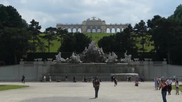 Viena Áustria Maio 2018 Neptune Fountain Schonbrunn Park Turistas Caminham — Vídeo de Stock