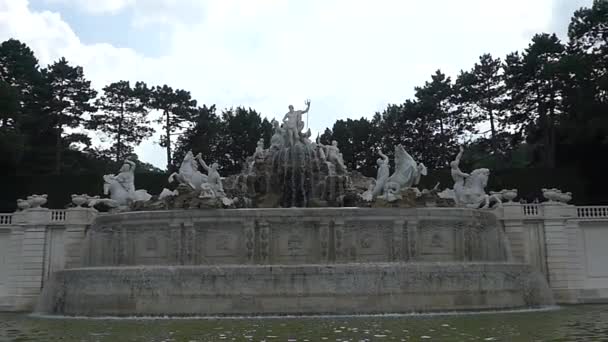 ウィーン オーストリア 2018年 シェーンブルン公園でネプチューンの噴水 シェーンブルン宮殿近くのネプチューンの噴水の近くの公園の中を歩く観光客 — ストック動画