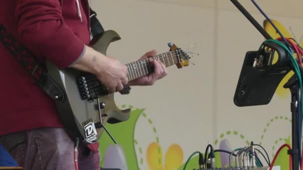乌克兰基辅 2019年3月 一名音乐人弹电吉他 特写的电吉他弦 舞台上的乐器 — 图库视频影像