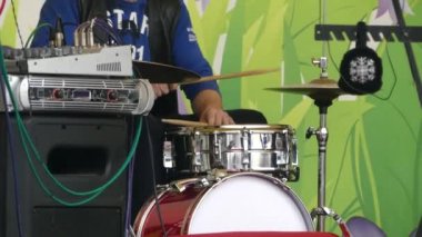 Kiev, Ukrayna - Mart 2019: Bir müzisyen davul çalıyor. Yakın çekim davul. Sahne Alanı'nda müzik aletleri.