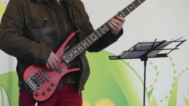 乌克兰基辅 2019年3月 一名音乐人弹电吉他 特写的电吉他弦 舞台上的乐器 — 图库视频影像