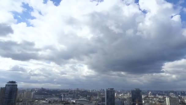 Nuvens Derramadas Sobre Cidade Time Lapse Nuvens Correm Sobre Edifícios — Vídeo de Stock