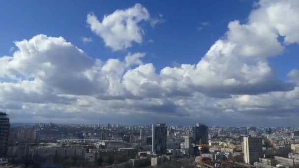 雲は街を流します 時間の経過 市内の住宅の建物上の雲ラッシュ — ストック動画