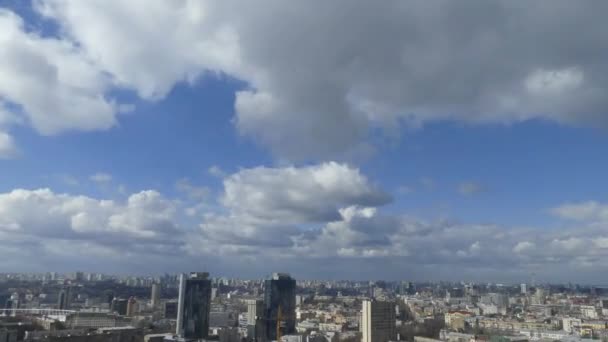 Nubes Derramadas Sobre Ciudad Time Lapse Nubes Precipitan Sobre Edificios — Vídeo de stock