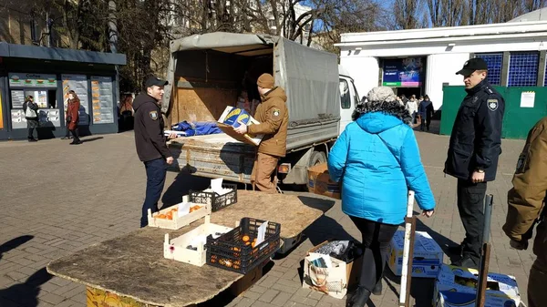 Politie in beslag genomen illegale koopwaar op de straat in de buurt van de me — Stockfoto