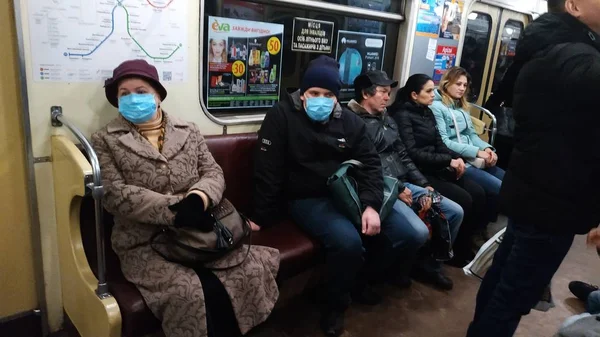 Grip salgını. Şehir ulaşım tıbbi maskeli insanlar.