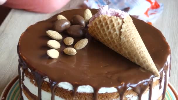 Frauenhände Dekorieren Den Schokoladenkuchen Mit Süßigkeiten Und Plätzchen Das Mädchen — Stockvideo