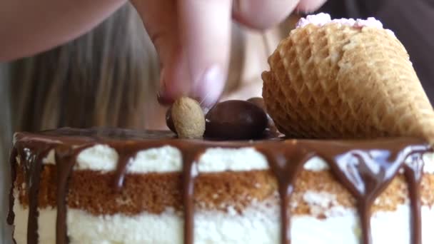 Las Manos Las Mujeres Decoran Pastel Chocolate Con Dulces Galletas — Vídeo de stock