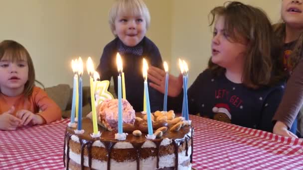 Urodziny Trzy Lata Dzieci Przy Stole Czekają Ciasto Świąteczne Świece — Wideo stockowe