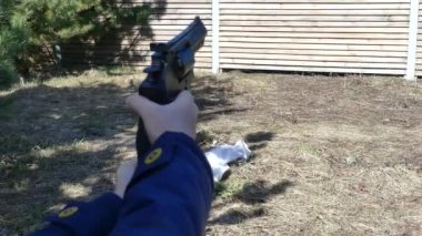 Kiev, Ukrayna-Mart 2019: bir silah ile bir genç bir hedef göstermektedir. Genç kız Pnömatik bir tabanca vuruyor. Pnömatik Revolver elinde. Close.