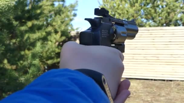 Kiev Ucraina Marzo 2019 Adolescente Con Una Pistola Suggerisce Obiettivo — Video Stock