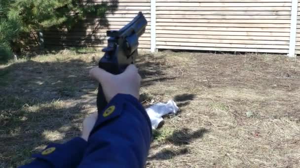 Kyjev, Ukrajina-březen 2019: teenager s pistolí naznačuje cíl. Děvče z puberty střílí pneumatickou pistoli. Pneumatické revolvery v ruce. Close-up.