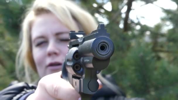 Kiew Ukraine März 2019 Mädchen Mit Waffe Führt Ein Ziel — Stockvideo