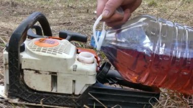 Kiev, Ukrayna-Mart 2019: erkek eller Testere zincirleri sökün. Bir adam bir testere ile benzin doldurur. Close.