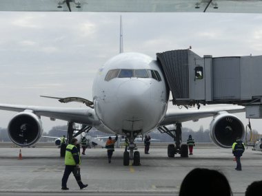 Ukrayna Borispol Uluslararası Havaalanı. Pist üzerinde uçak t