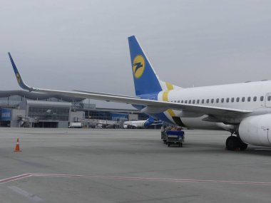 Ukrayna Borispol Uluslararası Havaalanı. Pist üzerinde uçak t