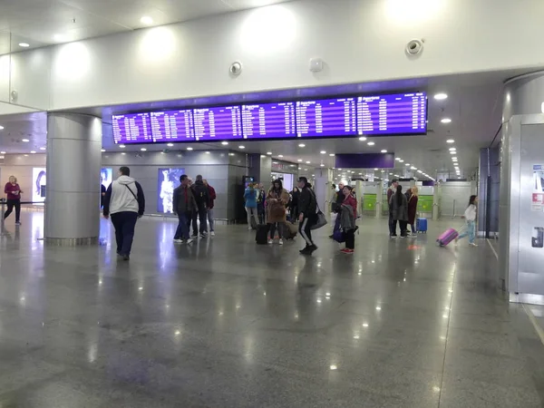 Міжнародний аеропорт «Бориспіль» в Україні. Пасажири в ефірі — стокове фото