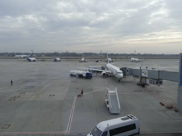 Aeropuerto Internacional de Borispol en Ucrania. Avión en la pista t — Foto de Stock