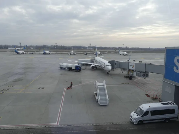 Aeropuerto Internacional de Borispol en Ucrania. Avión en la pista t — Foto de Stock