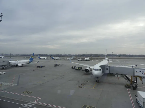 Aeropuerto Internacional de Borispol en Ucrania. Avión en la pista t — Foto de Stock