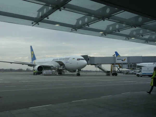 Aeropuerto Internacional de Borispol en Ucrania. Avión en la pista t — Foto de Stock