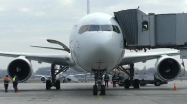 Borispol, Ukrayna-Mart 2019: Borispol Uluslararası Havaalanı Ukrayna. Kalkış için hazırlamak için pist üzerinde uçak. Kalkış için uçağın hazırlanması. Ayrılmadan önce Uçak Bakımı.