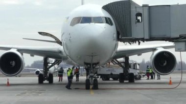 Borispol, Ukrayna-Mart 2019: Borispol Uluslararası Havaalanı Ukrayna. Kalkış için hazırlamak için pist üzerinde uçak. Kalkış için uçağın hazırlanması. Ayrılmadan önce Uçak Bakımı.