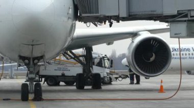 Borispol, Ukrayna-Mart 2019: Borispol Uluslararası Havaalanı Ukrayna. Kalkış için hazırlamak için pist üzerinde uçak. Kalkış için uçağın hazırlanması. Ayrılmadan önce Uçak Bakımı.