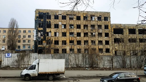 Şehrin bir caddesinde bitmemiş, terk edilmiş bir bina. Terk edilen — Stok fotoğraf