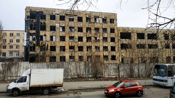 Onafgewerkt, verlaten gebouw op een straat van de stad. Abandone — Stockfoto