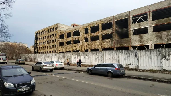 Şehrin bir caddesinde bitmemiş, terk edilmiş bir bina. Terk edilen — Stok fotoğraf