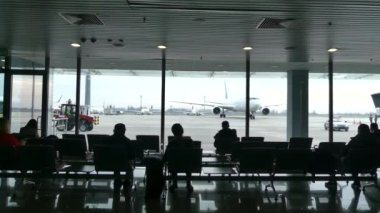 Kiev, Borispol, Ukrayna-Mart 2019: havaalanında yolcular yatılı bekliyor. Yolcular havaalanında iniş bekliyor. Arka planda bir uçak.