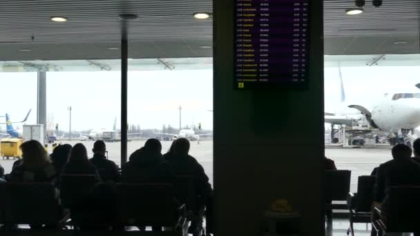 Kiev Borispol Ucrânia Março 2019 Passageiros Aeroporto Espera Embarque Passageiros — Vídeo de Stock