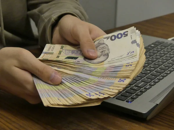 Куча украинских денег. Украинские гривневые деньги. Стопка пн — стоковое фото