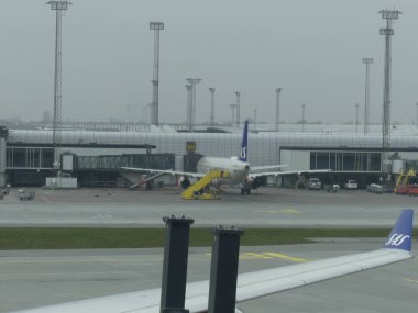 Kopenhag, Danimarka-Mart 2019: Kastrup Havaalanı 'nda uçak. W