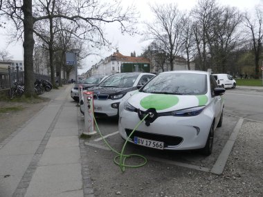  Elektrikli arabalar otoparkta şarj oluyor. Şarj elektrik