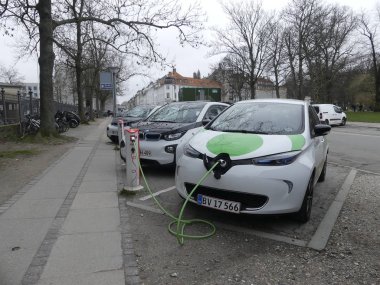  Elektrikli arabalar otoparkta şarj oluyor. Şarj elektrik