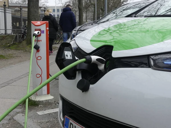  Elektrikli arabalar otoparkta şarj oluyor. Şarj elektrik