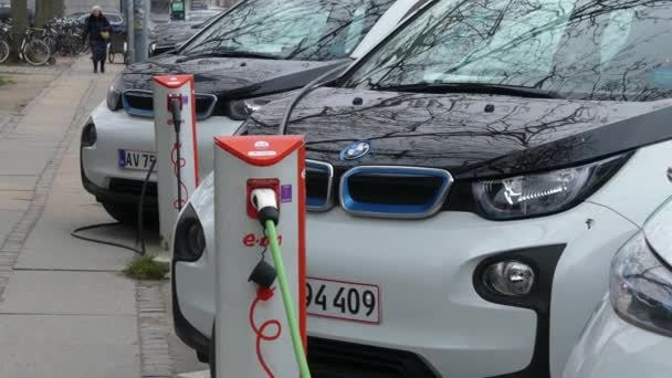 Κοπεγχάγη Δανία Μάρτιος 2019 Ηλεκτρικά Αυτοκίνητα Χρεώνουν Στο Χώρο Στάθμευσης — Αρχείο Βίντεο