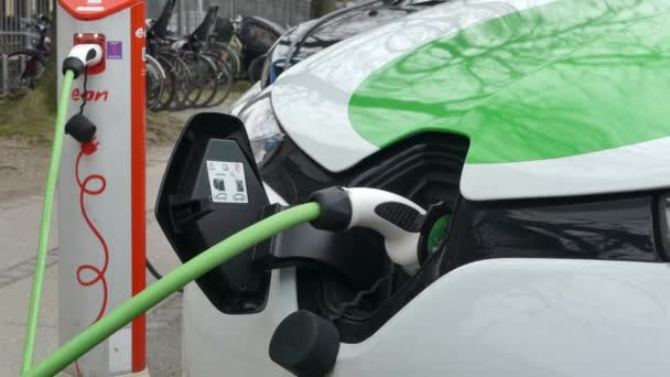 Копенгаген Данія Березень 2019 Електричні Автомобілі Зарядки Стоянці Зарядка Електричних — стокове відео