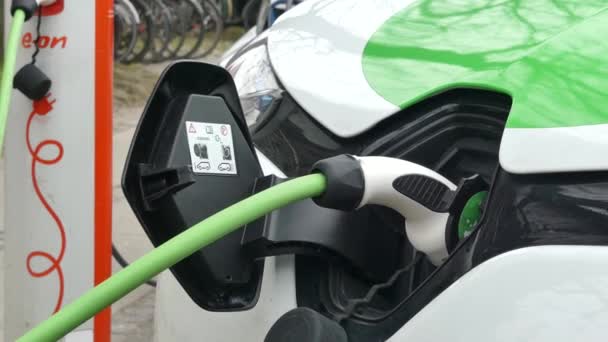 コペンハーゲン デンマーク 2019 電気自動車は駐車場で充電しています 市内の路上で電気自動車を充電する — ストック動画