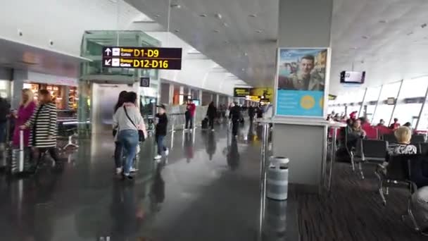 ボリースピリ ウクライナ 2019 空港ターミナルの乗客はエスカレーターで下ります 乗客は 航空機の入り口に着陸する必要があります — ストック動画
