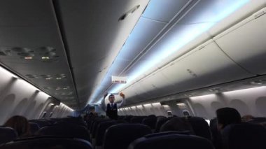 Borispol, Ukrayna-Mart 2019: Steward kalkış öncesinde yolculara talimat veriyor. Hostes kalkış öncesinde yolculara talimat veriyor.